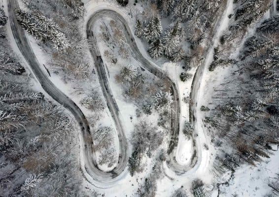 Toegang tot de berghut in de winter.