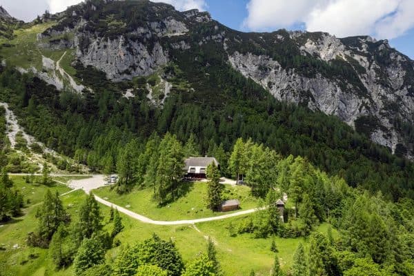 Berghut Erjavceva op de Vrsic pas in de zomer