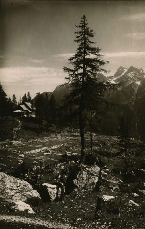 Zwart-wit ansichtkaart uit 1900-1920: Uitzicht vanaf de stroom richting Erjavčeva Koča
