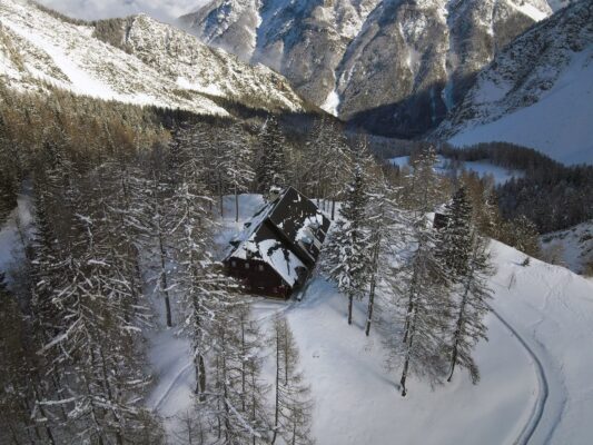 Ontdek de charme van Vršič Mountain Lodge Erjavčeva koča: Een verborgen juweel in de Julische Alpen